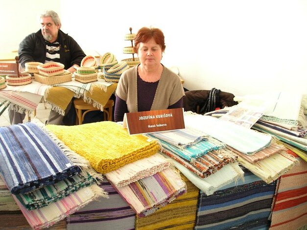 Ručné tkané koberčeky zhotovené tradičnou technikou tkania na drevených krosnách